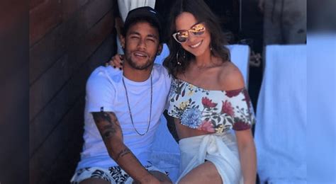 Instagram Neymar presume a su novia en sexy lencería y en la cama