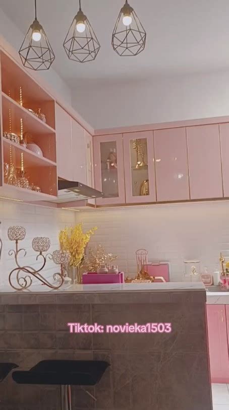 Potret Dapur Mungil Ini Dekorasinya Serba Pink Dan Emas Ini Bikin Mupeng Tampilannya Glamor Pol