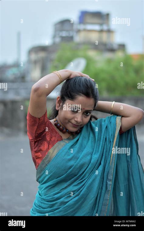 Bengali Woman Looking Saree Hi Res Stock Photography And Images Alamy