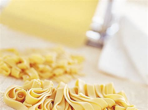 Per preparare le tagliatelle all'uovo fatte in casa: Come si fa la pasta fresca in casa | Sale&Pepe