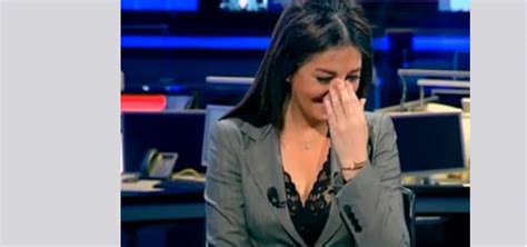 بالفيديو شاهد مذيعة لبنانية تصاب بنوبة ضحك على الهواء