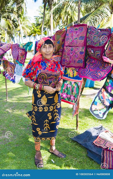 Kuna Woman With Traditional Art Works Molas Isla Aguja San Blas