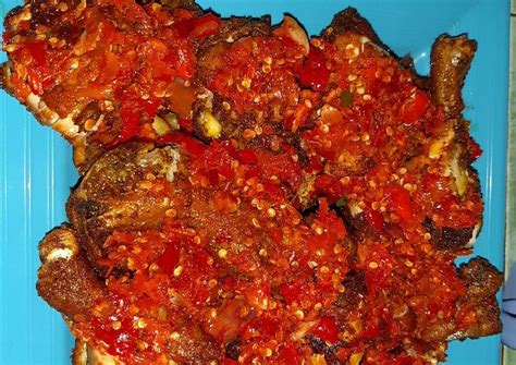 Sambal is a chili sauce or paste, typically made from a mixture of a variety of chili peppers with secondary ingredients such as shrimp paste, garlic, ginger, shallot, scallion, palm sugar, and lime juice. Resep Sambal Geprek / Resep Ayam Goreng Jahe - Contohlah e ...