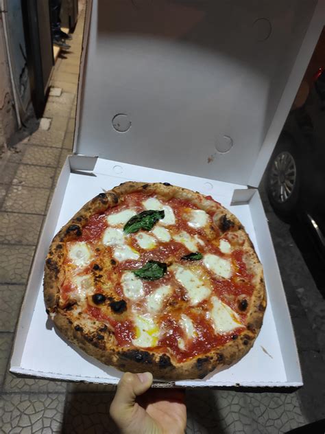 Desde 2010 en pizza napoli estamos intentando hacer feliz a la gente de nuestro barrio a través de nuestras pizzas. Napoli style pizza. Napoli, Italy : Pizza