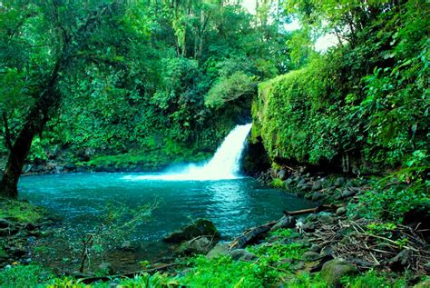 Besuchen Bijagual Waterfall Costa Rica