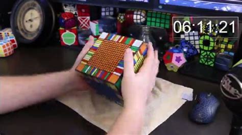 Video Voilà Comment Résoudre Le Rubiks Cube Le Plus Complexe Au Monde