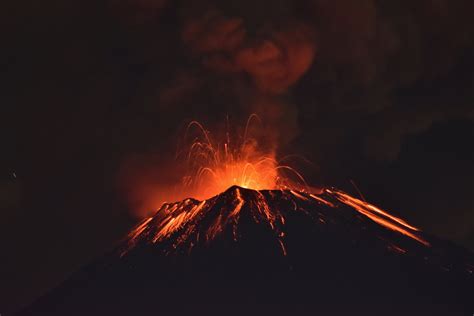 México El Volcán Popocatépetl De México Comienza A Escupir Fragmentos