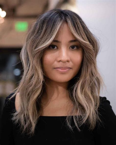 25 flattering ways to pair curtain bangs with wavy hair