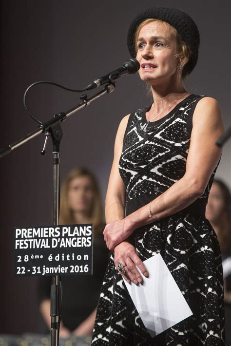 Photo Sandrine Bonnaire actrice réalisatrice vient remettre le prix