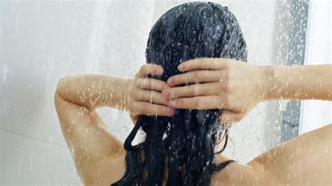 Why People Are Replacing Shampoo With Water