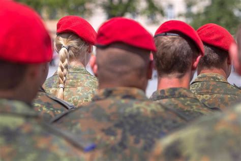 „ich Will Dich“ Sex Ratgeber Der Bundeswehr Erscheint Jetzt Doch Derwestende