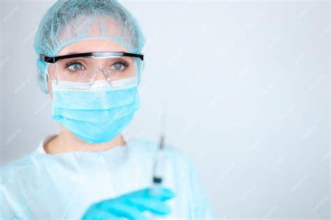 Una Enfermera Con Una Bata Médica Máscara Y Guantes Protectores Con