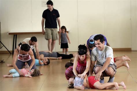 Danza En Familia Un Juego Entre Padres E Hijos Mini Danza