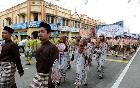 Malaysian muslims participate in a maulidur rasul parade in putrajaya, aslo known as mawlid the birthday of prophet muhammad at putrajaya putra mosque.pix firdaus latif. Sambutan Maulidur Rasul 1439H | Foto | Astro Awani
