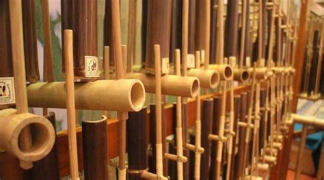Alat musik betawi adalah alat musik cukup beragam yang berasal dari gabungan berbagai kebudayaan dan digunakan dalam berbagai acara kesenian. Keberadaan Angklung di Peradaban Modern - cakrawalamedia.co.id