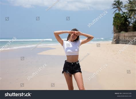 Fille A La Plage 27 688 Images Photos Et Images Vectorielles De Stock Shutterstock