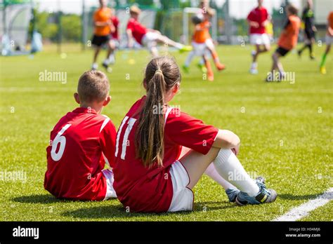 Los Jugadores De Fútbol De Niños Jugando Niños Y Niñas Jóvenes Futbolistas Sentados Juntos En