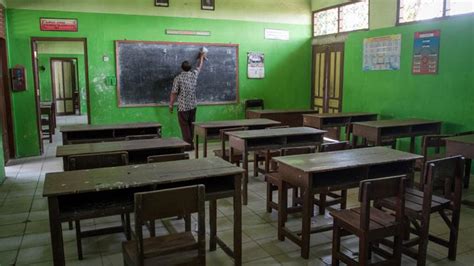 Pernahkan anda membuat kesalahan menulis di papan tulis whiteboard dengan spidol permanen/ permanen marker? Image Orang Membersihkan Papan Tulis - 3 Cara Membersihkan ...