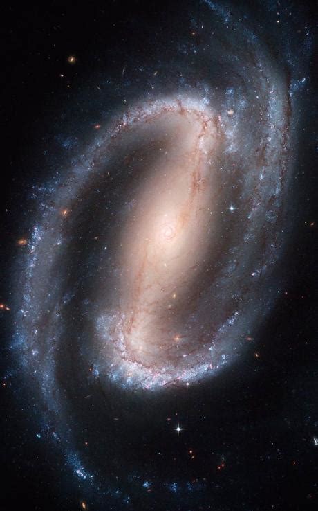 Una galaxia espiral es un tipo de galaxia de la secuencia de hubble que se caracteriza por las siguientes propiedades físicas: Galaxia Espiral Barrada 2608 / Galaxia espiral barrada NGC ...