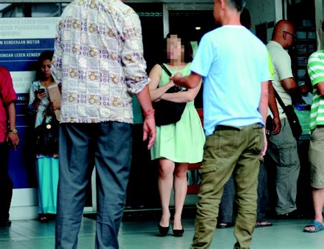 Pembukaan seminar, adalah diputuskan bahawa bagi peringkat kebangsaan, di mana tidak ada perwakilan dari luar negara, maka pakaian sewaktu bertugas di pejabat seperti yang ditetapkan dalam pekeliling ini. Etika pakaian sekadar 'hiasan' | Harian Metro