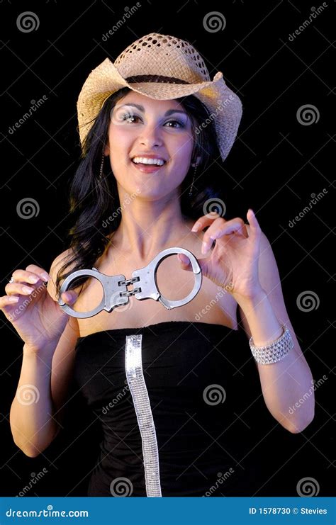 Sexy Handcuffs Van De Holding Van Het Meisje Stock Foto Image Of Handboeien Lang