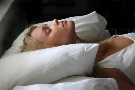 Portrait Der Schlafenden Blonden Frau Stockfoto Bild Von Ethnisch