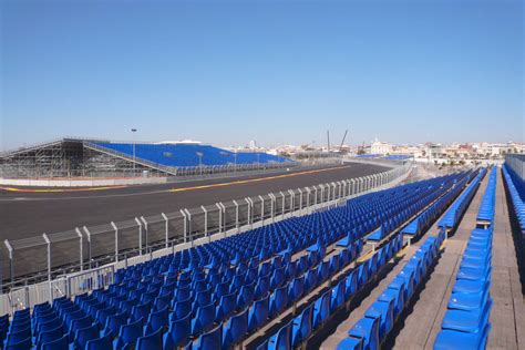 Die mindestbreite jeder neu zugelassenen strecke beträgt 12 m, auf der startgeraden bis zum ende der ersten kurve sogar 15 m. Formel 1 Spanien - Bender Tribünen