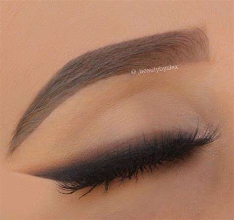 Pretty Smudged Eyeliner Makes For A Nice Smoky Minimal Look