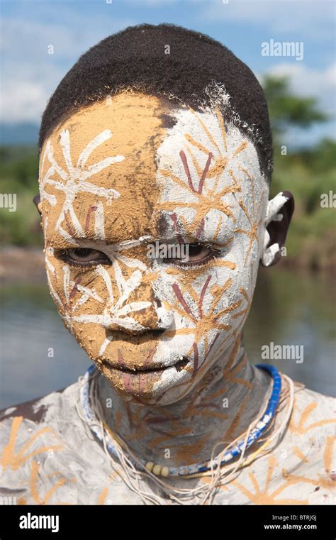 Surma Junge Mit K Rper Gem Lde Kibish Omo River Valley Thiopien Stockfotografie Alamy