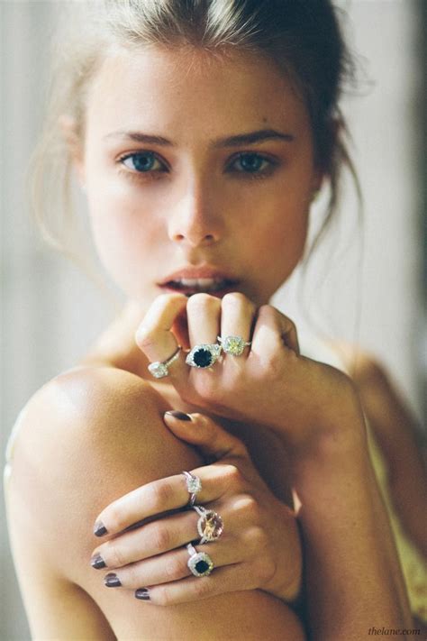 Für Ringe lackierte Nägel Gesicht leicht unscharf Modeling fotografie Modefotografie