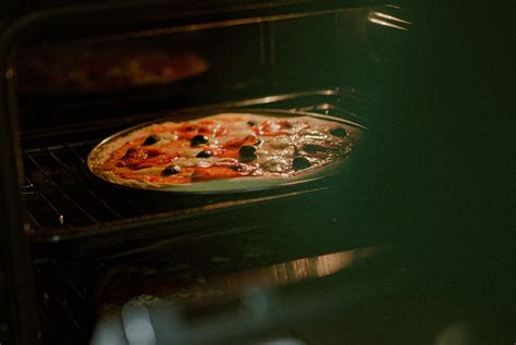 Comment Cuire Une Pizza Au Four Traditionnel Le Local Pizza