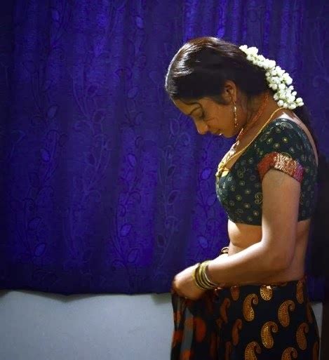 Kerala Sexy House Wife Mallu Aunty Prameela Saree Removing Hot Stills