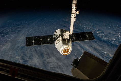 ISS040-E-000416 SpaceX Dragon undocking from the International Space Station | Spacex, Spacex 
