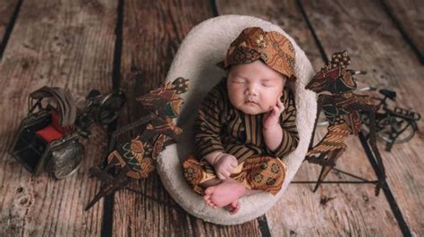 Potret Newborn Bayi Artis Pakai Baju Adat Gemas Maksimal