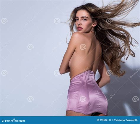 Ragazza Sensuale Nuda Ritratto Di Bellezza Di Nude E Belle Modelle