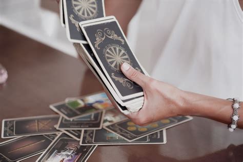 Whats The Difference Between Oracle Cards And Tarot Cards Tarot