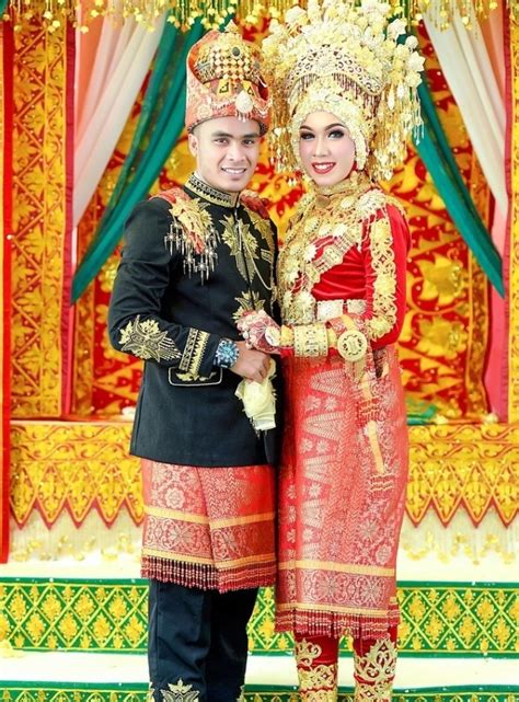 Pakaian adat aceh suku ini yang terletak di ujung pulau sumatra sebenarnya mempunyai gaun yang unik dan sering digunakan pada saat saat tertentu. Pakaian Adat Dari Daerah Aceh