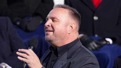 Heres Why Garth Brooks Hair At The Inauguration Has Fans Talking