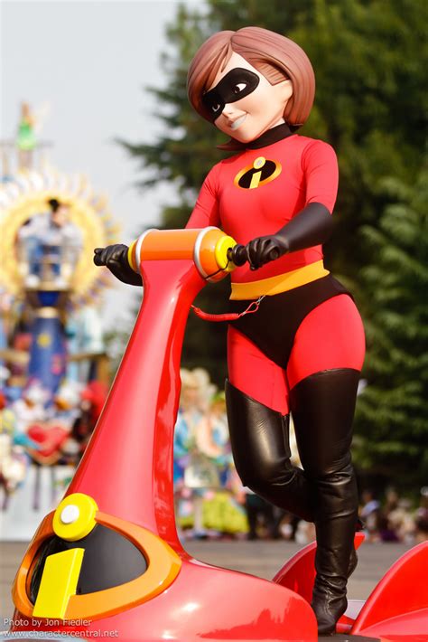 Mrs Incredible At Disney Character Central The Incredibles Disney