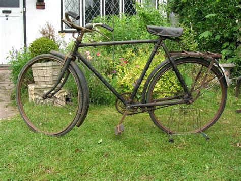 Those who like the vintage look can also choose the old cast iron enfield. Royal Enfield Army Bicycle | Bicycle, Vintage bikes, Royal ...