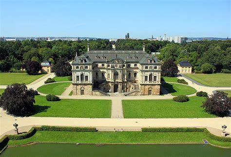 In het park bevindt zich het barokke paleis uit 1683 wat voorheen diende als museum voor oudheden. Heiraten im Palais des Großen Gartens | Landeshauptstadt ...