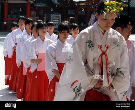 Japanese Wedding Attire Hi Res Stock Photography And Images Alamy