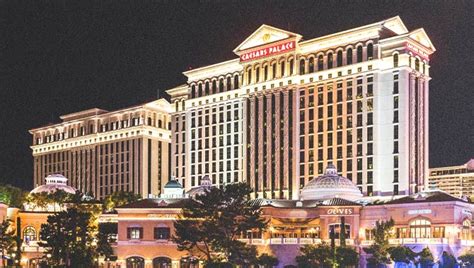 Caesars Palace S Last Year One Employee Retires After 55 Years
