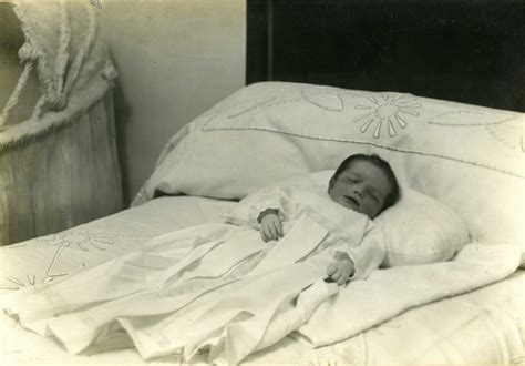 Retrato Post Mortem De Bebé Muerto En Cama Entre 1929 Y 1935