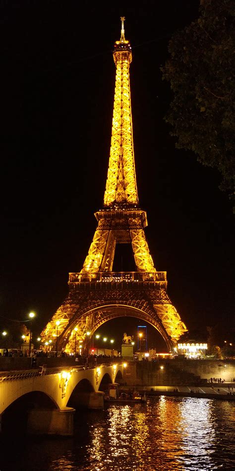 A Picture Of The Eiffel Tower Captured On The Stock V30 Camera Lgv30