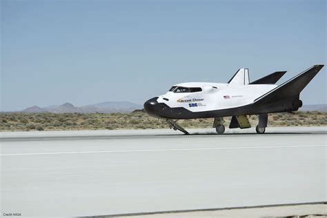 Sierra Nevada Dream Chaser The Privately Developed Crew And Light