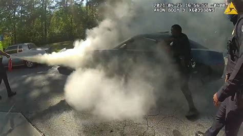 Video Officers Rush To Pull Driver Having Seizure From Burning Car At Atlanta Gas Station Wsb