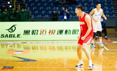 在109學年度hbl開打前，光復高中得到從天而降的大禮，旅美球員陳將双因疫情返台，將加入光復陣中一起出征hbl，陳將双的確還有旅外夢，這一趟hbl之旅也像是倒數計時，但他能帶給球隊的效應，遠比想像中還多。 標籤:109hbl, 高中籃球聯賽, 光復高中, 陳將双, 金華國中, 旅美幫 陳將双帶傷上陣轟29分 陳定杰出乎意料