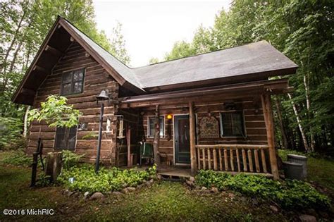 This cabin/ cottage is cozy. Hicks Lake Cabin on 80 Acres | CIRCA Old Houses | Old ...