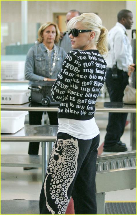 Even Gwen S Socks Smell Like Couture Photo 2414997 Airport Gwen Stefani Photos Just Jared